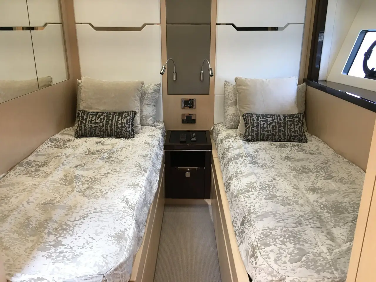 Sunseeker 68, esterno — Sardinia Lux Yachts, Sardegna. Sunseeker 68 — 22m