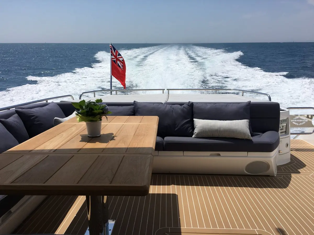 Sunseeker 68, ponte di poppa — Sardinia Lux Yachts, Sardegna. Sunseeker 68 — 22m