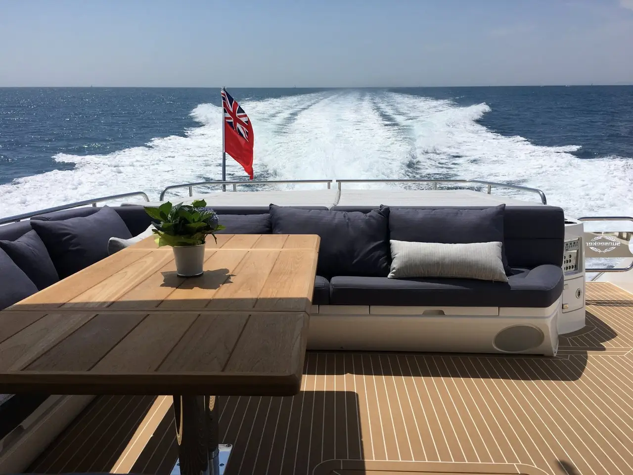 Sunseeker 68, ponte di poppa — Sardinia Lux Yachts, Sardegna. Sunseeker 68 — 22m