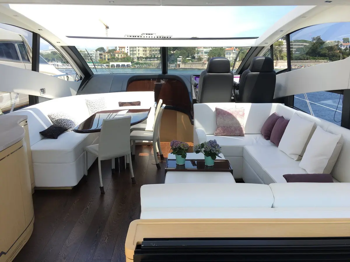 Sunseeker 68, flybridge — Sardinia Lux Yachts, Sardegna. Sunseeker 68 — 22m