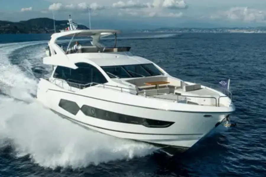 Sunseeker 76 — Sardinia Lux Yachts, Cerdeña. Sunseeker 76 — 23m