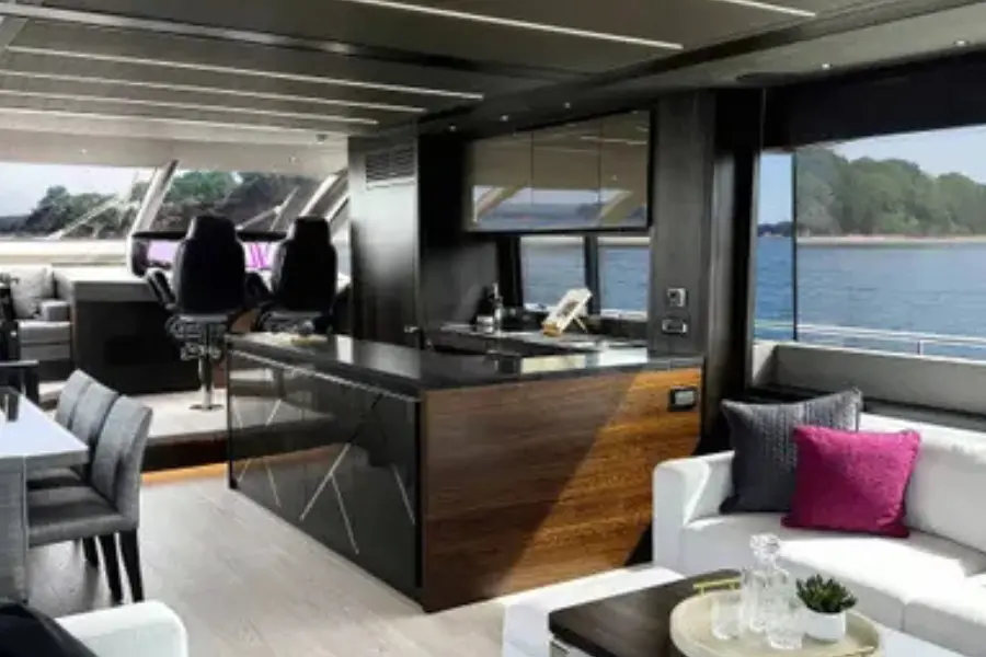 Sunseeker 76, cubierta principal — Sardinia Lux Yachts, Cerdeña. Sunseeker 76 — 23m