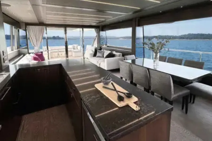 Sunseeker 76, cubierta de popa — Sardinia Lux Yachts, Cerdeña. Sunseeker 76 — 23m