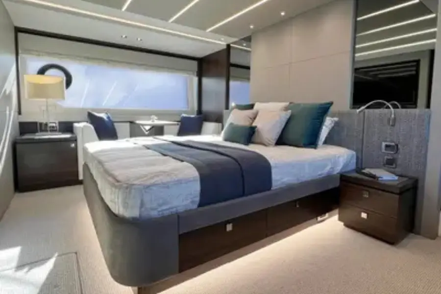Sunseeker 76, camarote principal — Sardinia Lux Yachts, Cerdeña. Sunseeker 76 — 23m