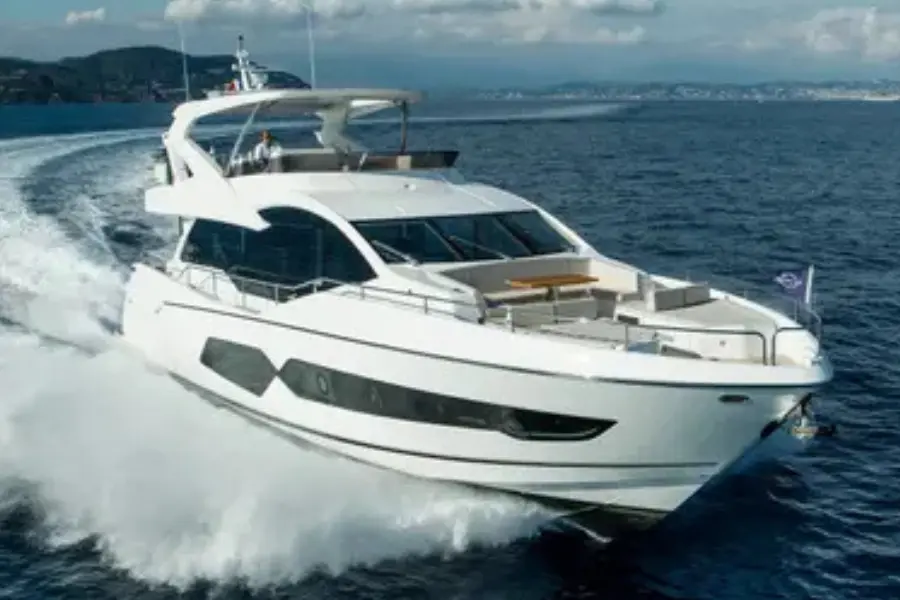Sunseeker 76, flybridge — Sardinia Lux Yachts, Cerdeña. Sunseeker 76 — 23m