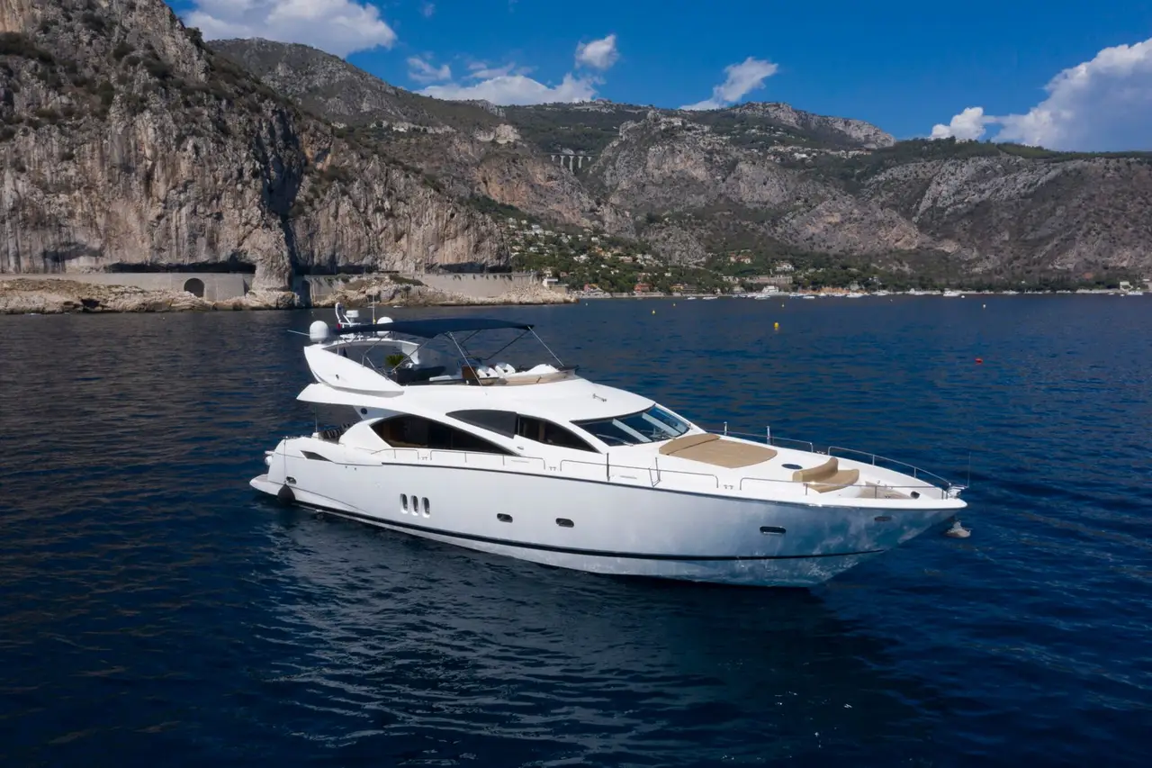 Sunseeker 82, esterno — Sardinia Lux Yachts, Sardegna. Sunseeker 82 — 26m