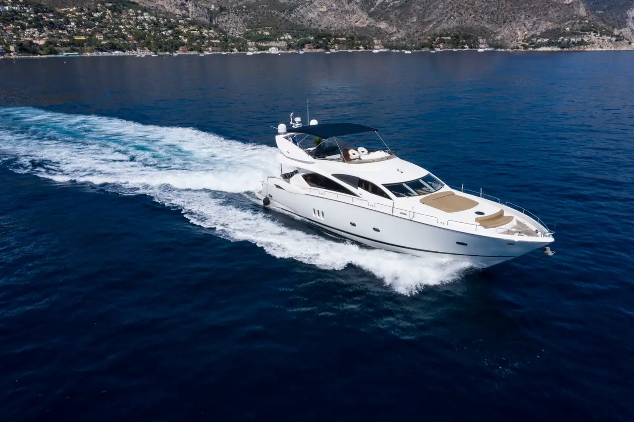 Sunseeker 82, ponte principale — Sardinia Lux Yachts, Sardegna. Sunseeker 82 — 26m