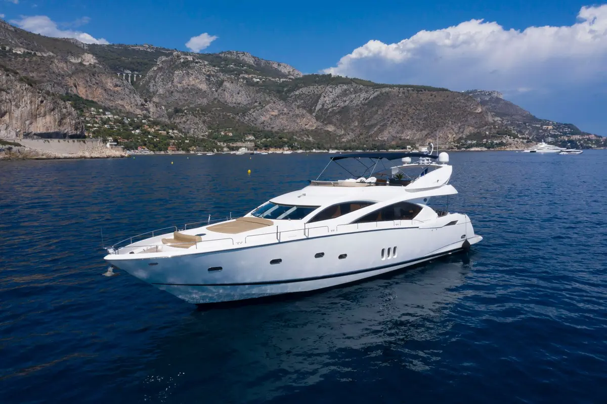 Sunseeker 82, ponte di poppa — Sardinia Lux Yachts, Sardegna. Sunseeker 82 — 26m
