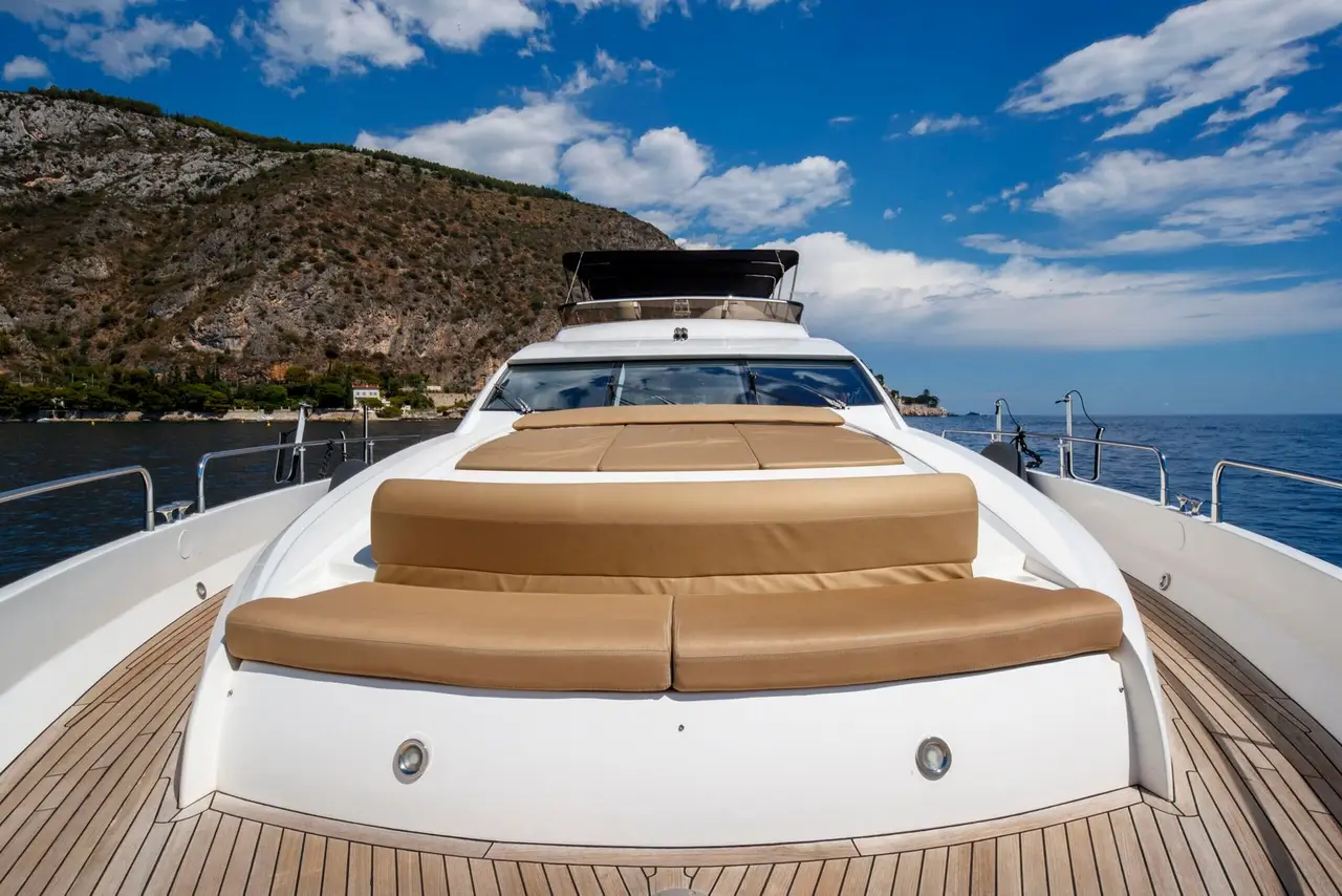 Sunseeker 82, salon — Sardinia Lux Yachts, Sardegna. Sunseeker 82 — 26m