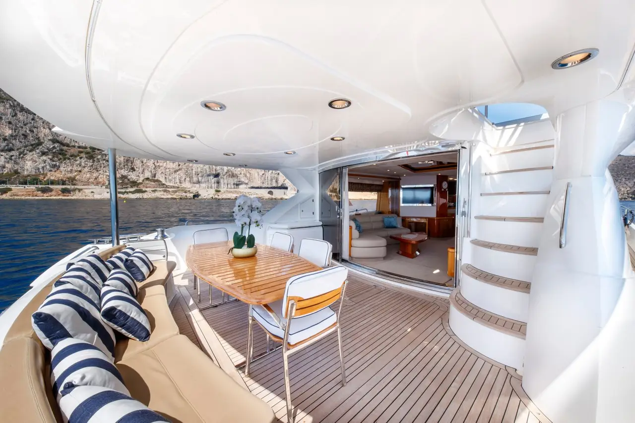 Sunseeker 82, flybridge — Sardinia Lux Yachts, Sardegna. Sunseeker 82 — 26m