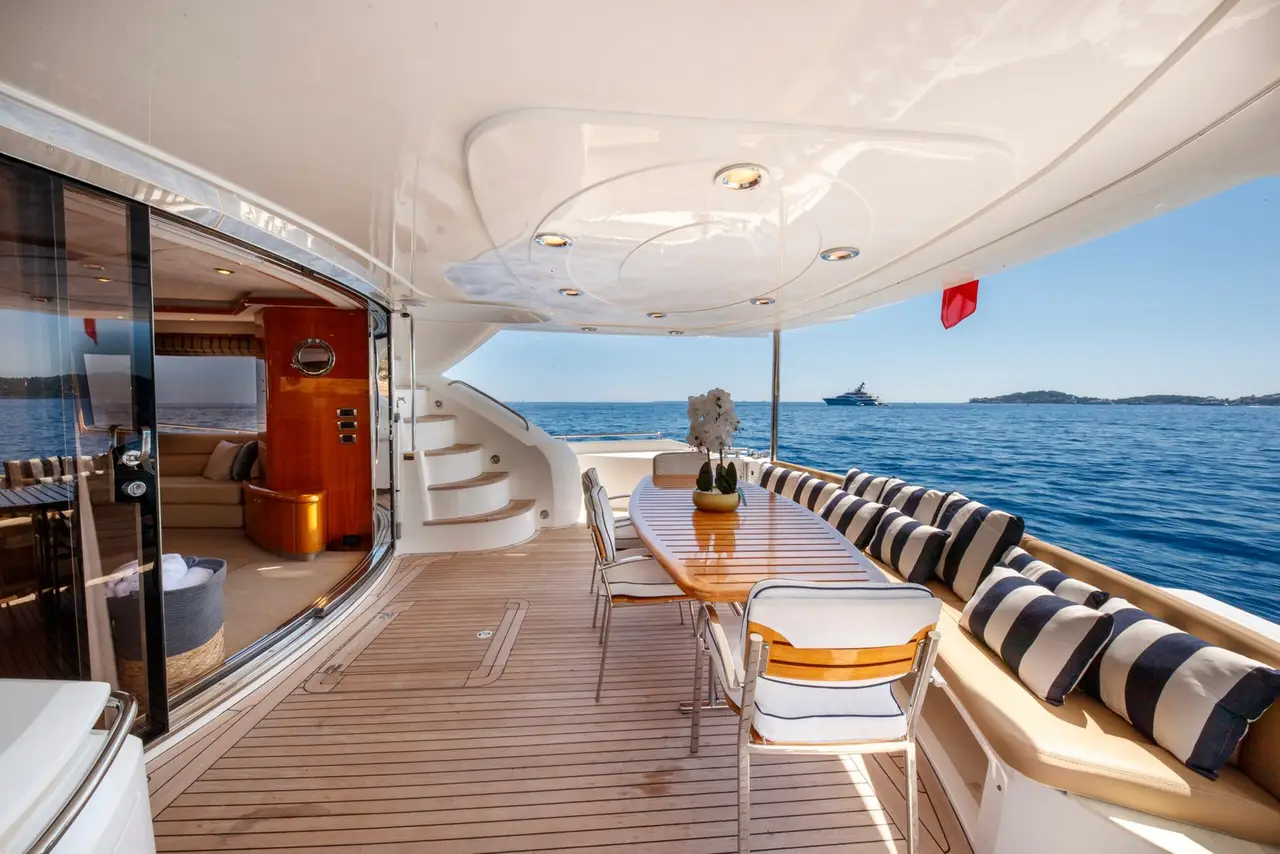 Sunseeker 82, esterno — Sardinia Lux Yachts, Sardegna. Sunseeker 82 — 26m