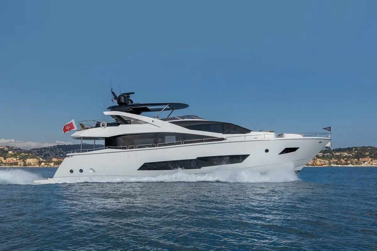 Sunseeker 86 — Sardinia Lux Yachts, Sardegna. Sunseeker 86 — 3m