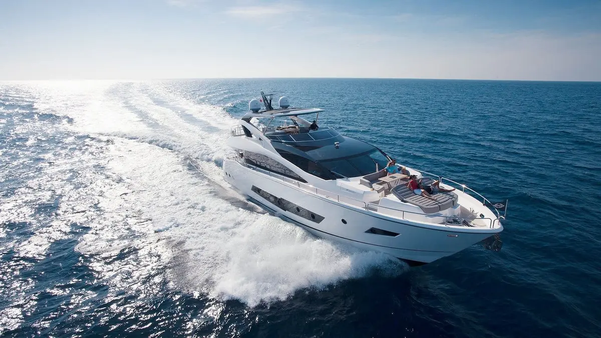 Sunseeker 86, esterno — Sardinia Lux Yachts, Sardegna. Sunseeker 86 — 3m
