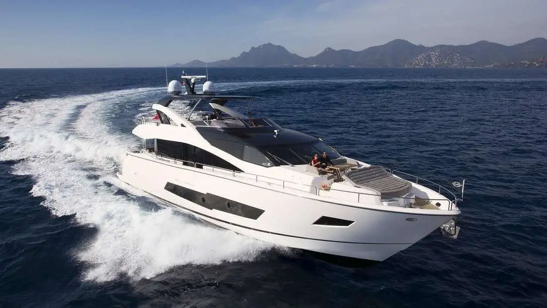 Sunseeker 86, ponte principale — Sardinia Lux Yachts, Sardegna. Sunseeker 86 — 3m
