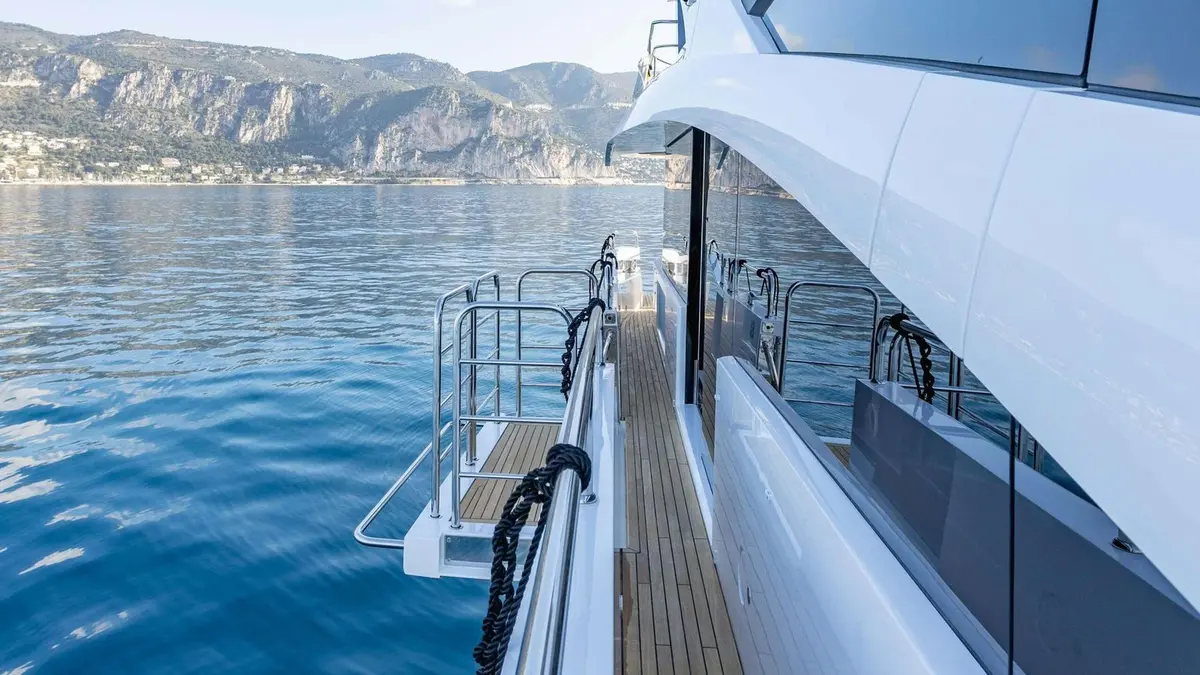 Sunseeker 86, ponte di poppa — Sardinia Lux Yachts, Sardegna. Sunseeker 86 — 3m