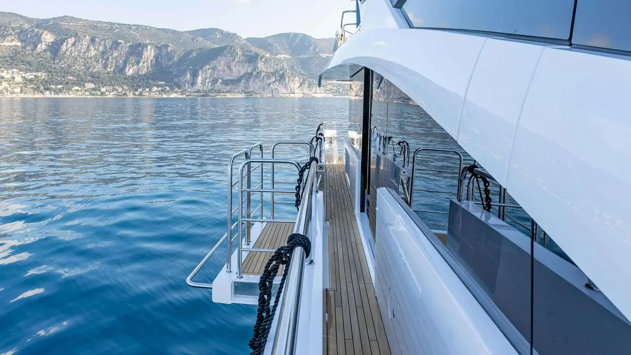 Sunseeker 86, salon — Sardinia Lux Yachts, Sardegna. Sunseeker 86 — 3m