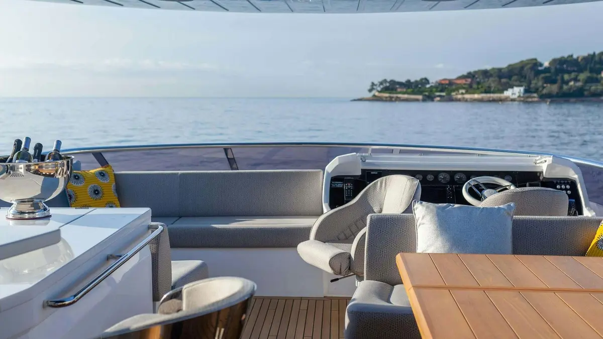 Sunseeker 86, flybridge — Sardinia Lux Yachts, Sardegna. Sunseeker 86 — 3m