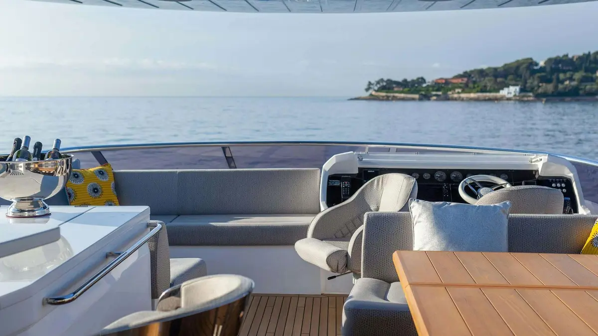 Sunseeker 86, esterno — Sardinia Lux Yachts, Sardegna. Sunseeker 86 — 3m