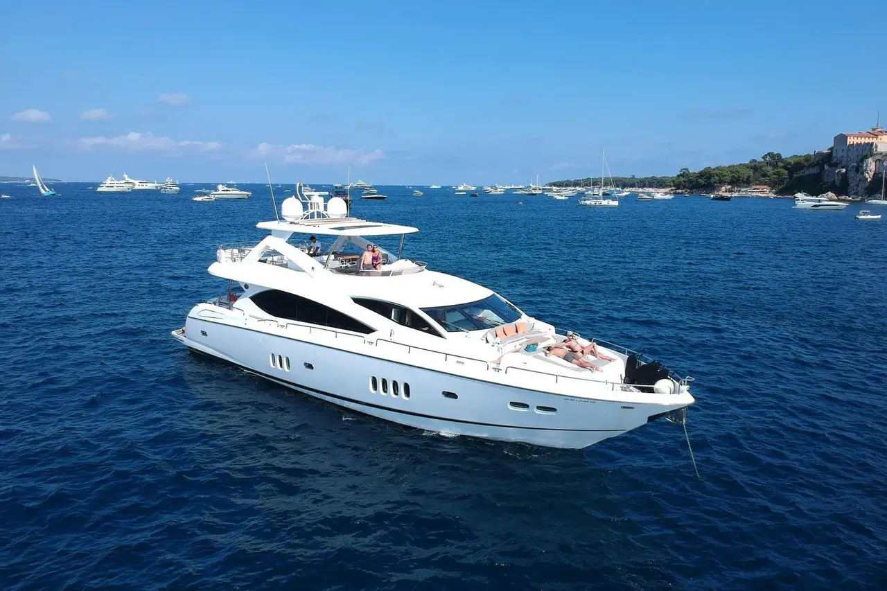 Sunseeker 88 — Sardinia Lux Yachts, Sardegna. Sunseeker 88 — 27m