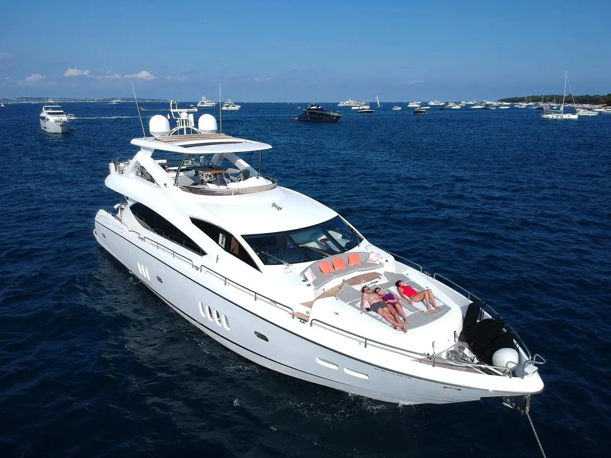 Sunseeker 88, esterno — Sardinia Lux Yachts, Sardegna. Sunseeker 88 — 27m