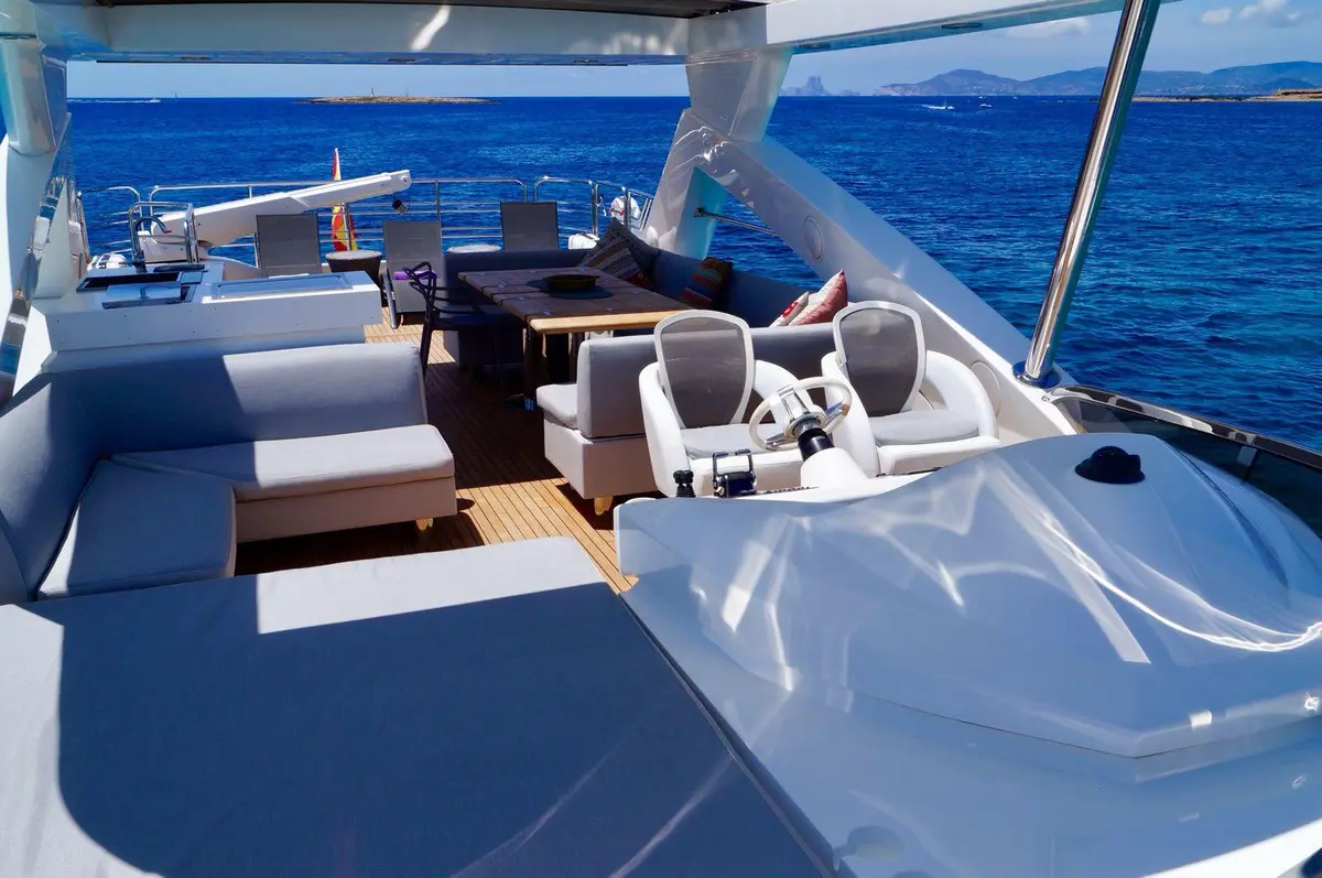 Sunseeker 88, ponte di poppa — Sardinia Lux Yachts, Sardegna. Sunseeker 88 — 27m