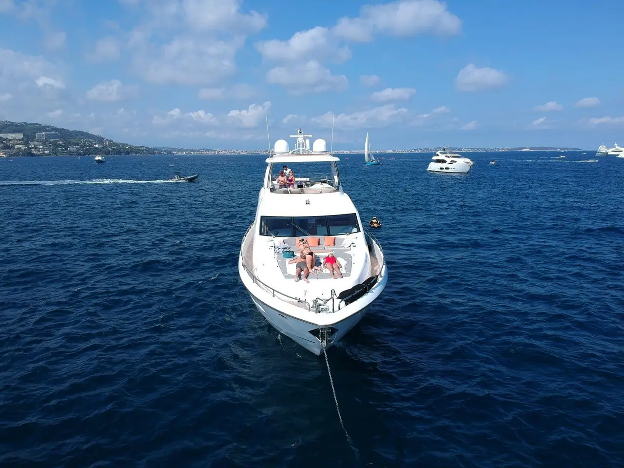 Sunseeker 88, salon — Sardinia Lux Yachts, Sardegna. Sunseeker 88 — 27m