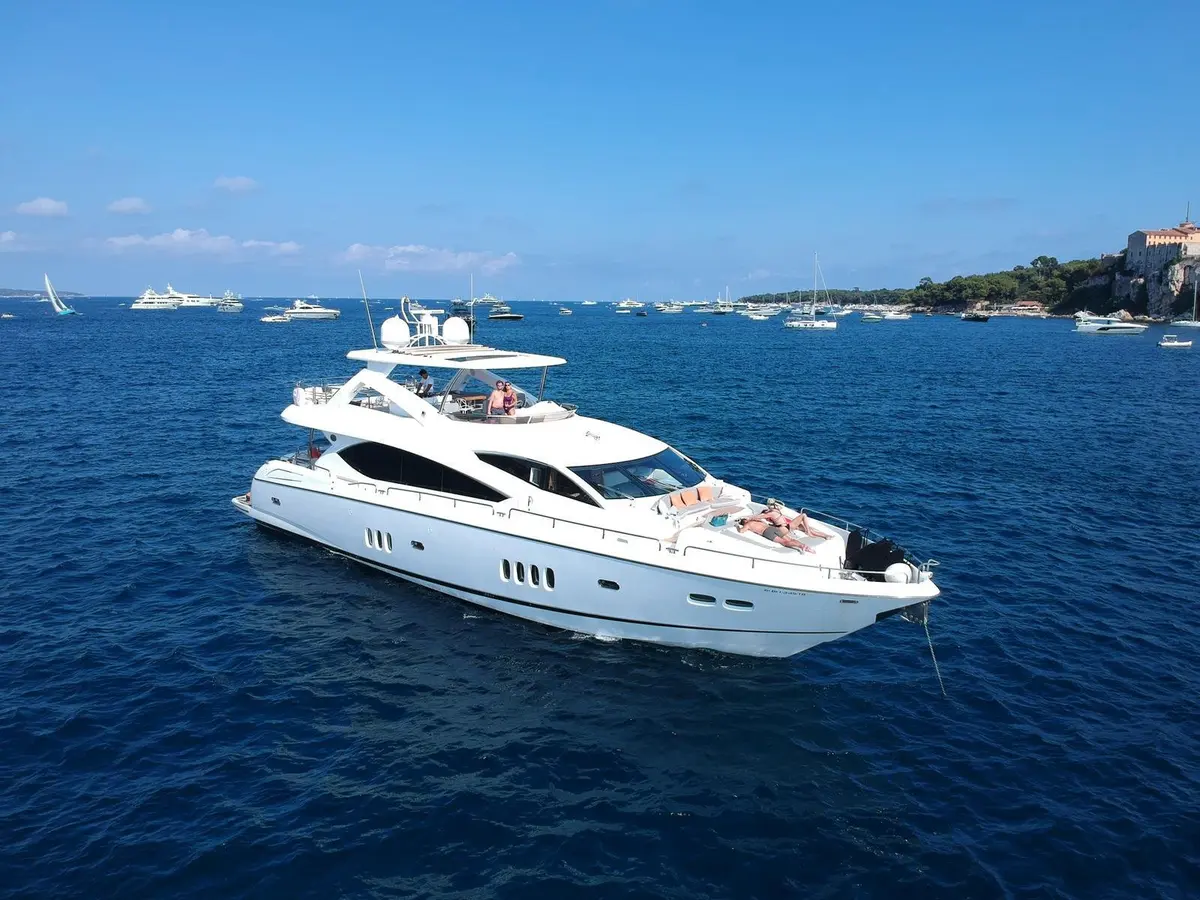 Sunseeker 88, flybridge — Sardinia Lux Yachts, Sardegna. Sunseeker 88 — 27m