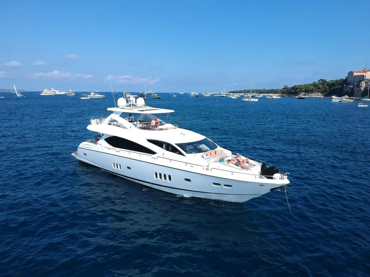 Sunseeker 88, flybridge — Sardinia Lux Yachts, Sardegna. Sunseeker 88 — 27m
