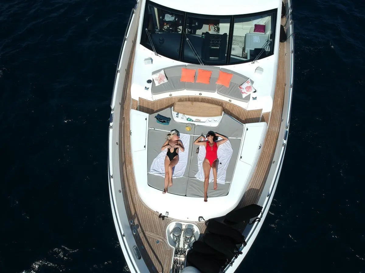 Sunseeker 88, esterno — Sardinia Lux Yachts, Sardegna. Sunseeker 88 — 27m