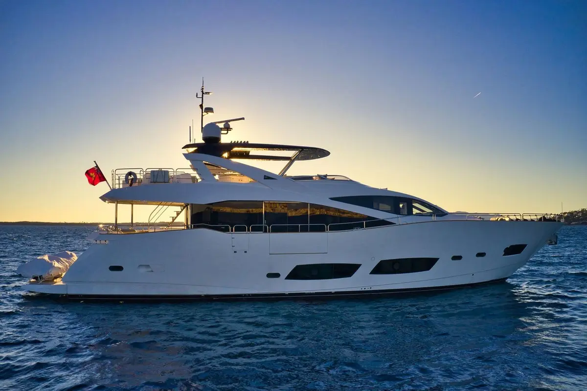 Sunseeker 90 — Sardinia Lux Yachts, Sardegna. Sunseeker 90 — 28m