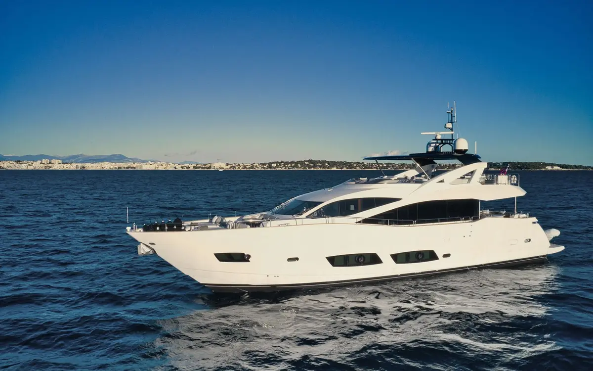 Sunseeker 90, esterno — Sardinia Lux Yachts, Sardegna. Sunseeker 90 — 28m