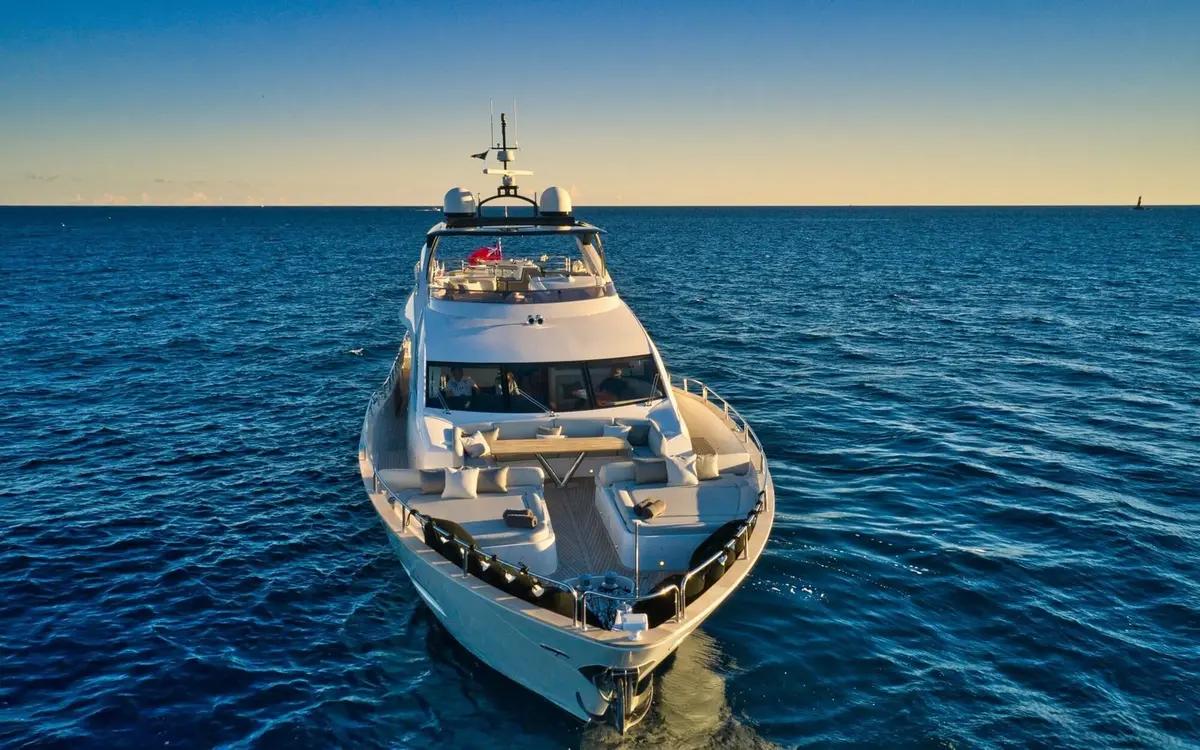 Sunseeker 90, ponte principale — Sardinia Lux Yachts, Sardegna. Sunseeker 90 — 28m