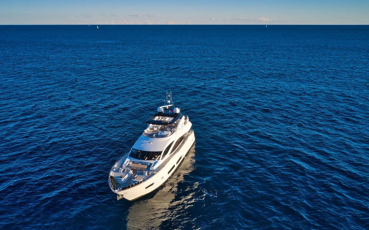 Sunseeker 90, ponte di poppa — Sardinia Lux Yachts, Sardegna. Sunseeker 90 — 28m
