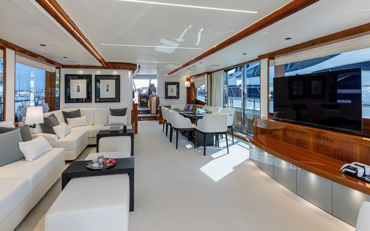 Sunseeker 90, salon — Sardinia Lux Yachts, Sardegna. Sunseeker 90 — 28m