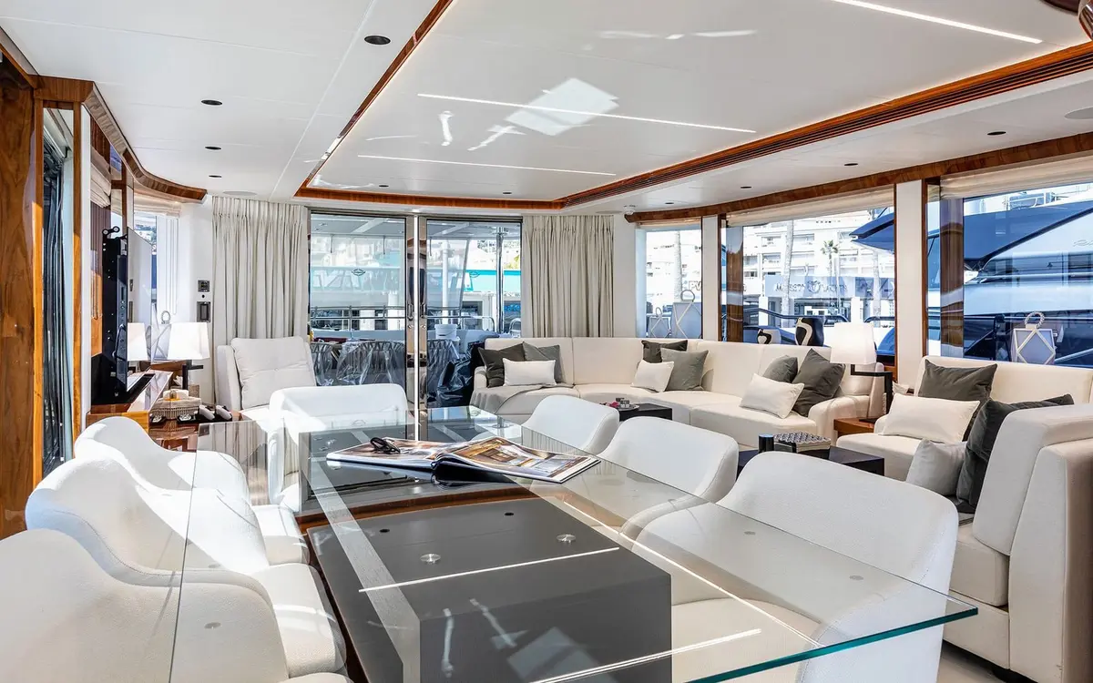 Sunseeker 90, cabina principale — Sardinia Lux Yachts, Sardegna. Sunseeker 90 — 28m