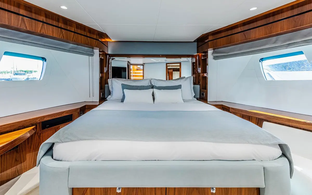 Sunseeker 90, flybridge — Sardinia Lux Yachts, Sardegna. Sunseeker 90 — 28m
