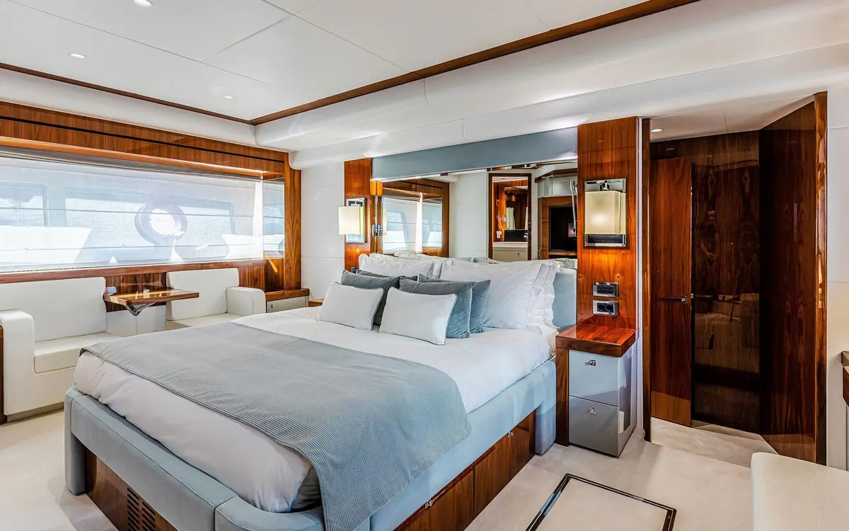Sunseeker 90, esterno — Sardinia Lux Yachts, Sardegna. Sunseeker 90 — 28m