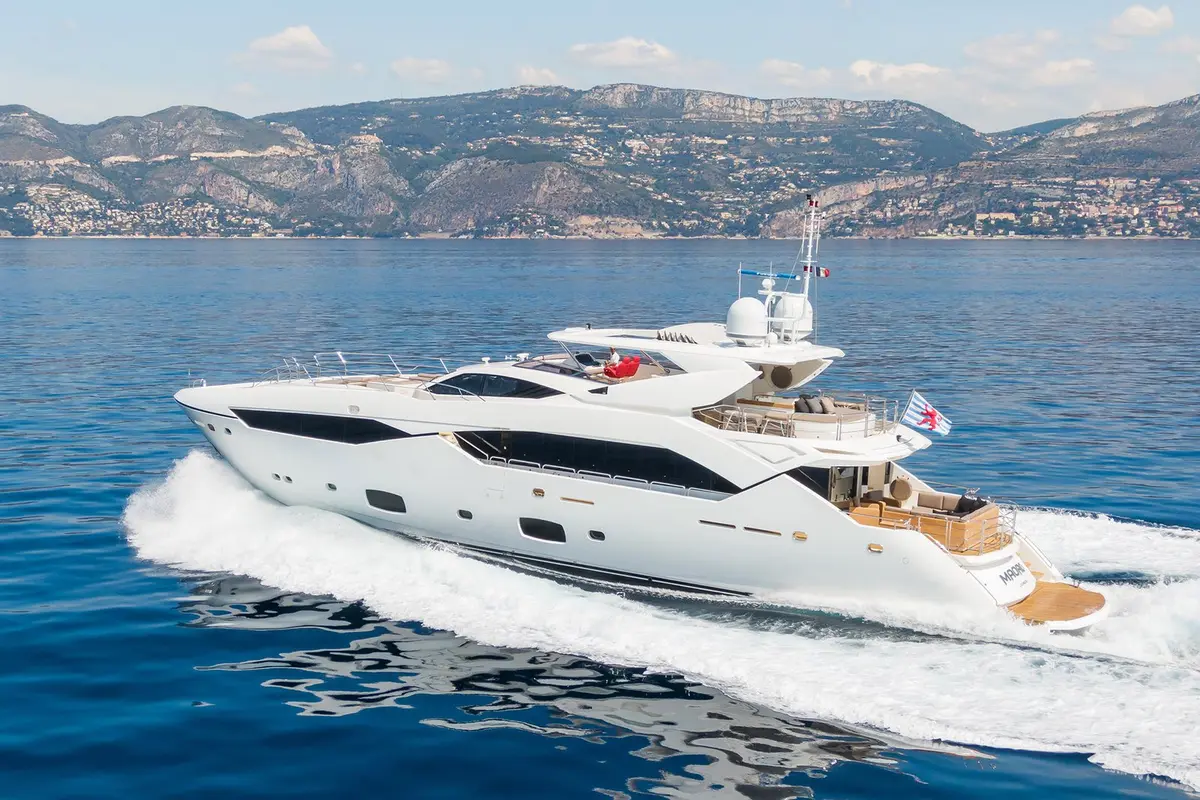 Sunseeker 115, esterno — Sardinia Lux Yachts, Sardegna. Prua aperta e 23 nodi lungo la Costa Smeralda