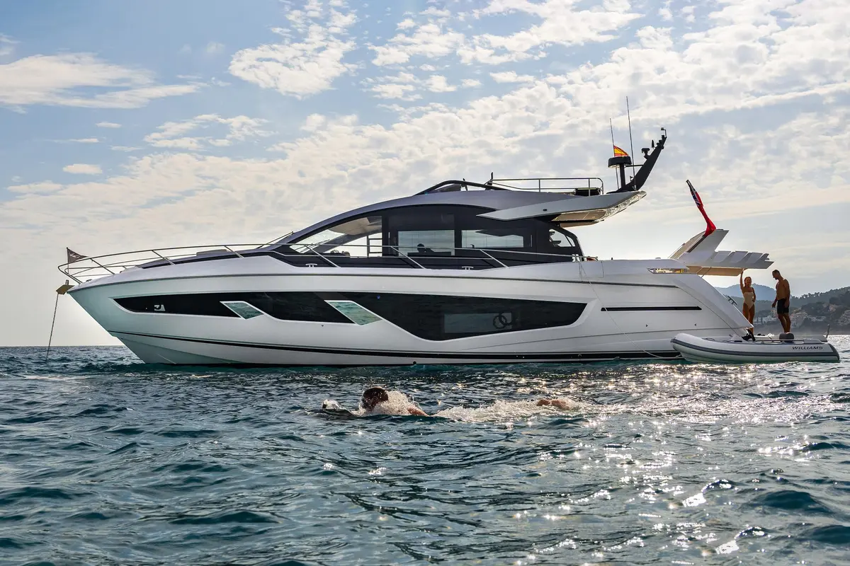Sunseeker 65 Sport, esterno — Sardinia Lux Yachts, Sardegna. Velocità e pranzo a bordo lungo la costa granitica