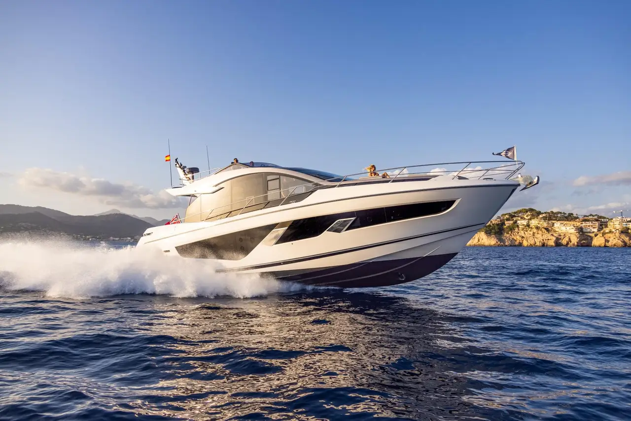 Sunseeker 65 Sport, esterno — Sardinia Lux Yachts, Sardegna. Velocità e pranzo a bordo lungo la costa granitica