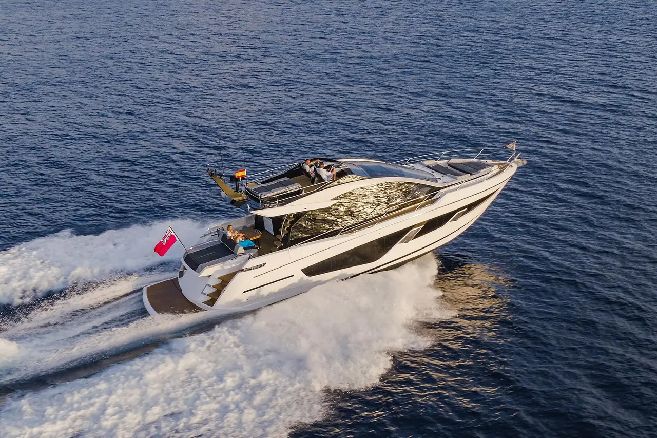 Sunseeker 65 Sport, ponte principale — Sardinia Lux Yachts, Sardegna. Velocità e pranzo a bordo lungo la costa granitica