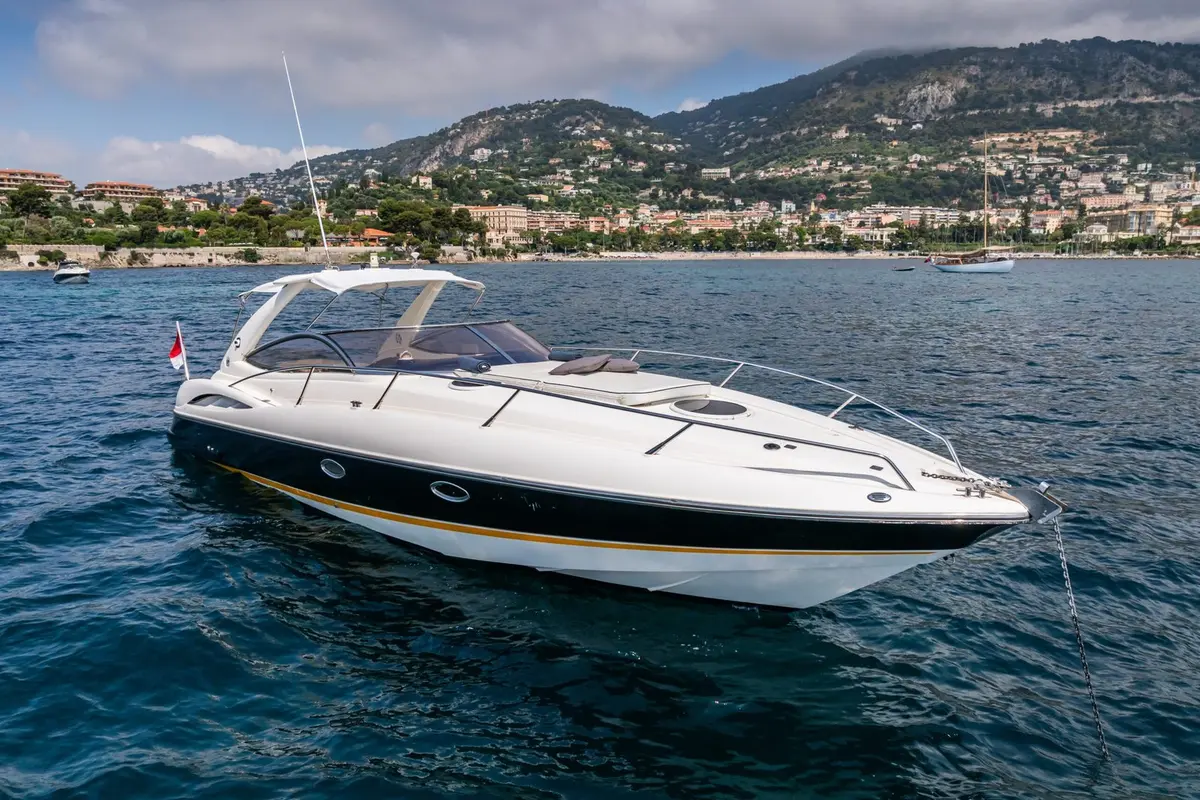 Superhawk 34, cubierta de popa — Sardinia Lux Yachts, Cerdeña. Superhawk 34 — 11m