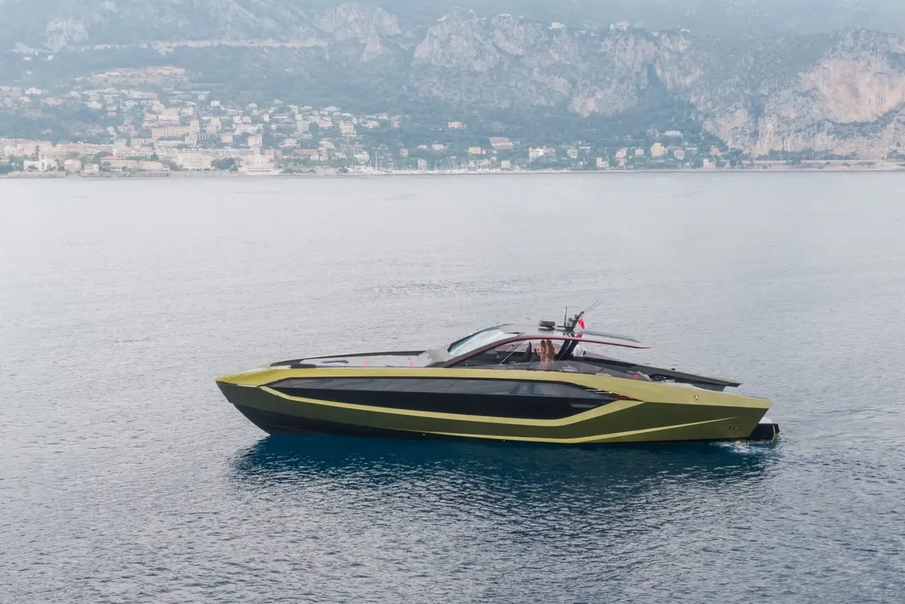 Lamborghini 63, ponte principale — Sardinia Lux Yachts, Sardegna. Lamborghini 63 — 20m