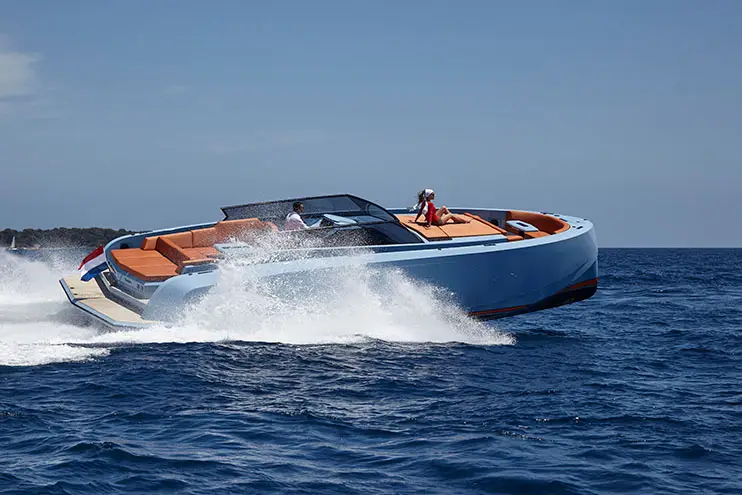 Vanquish VQ60, esterno — Sardinia Lux Yachts, Sardegna. Andature veloci e cale della Costa Smeralda a portata