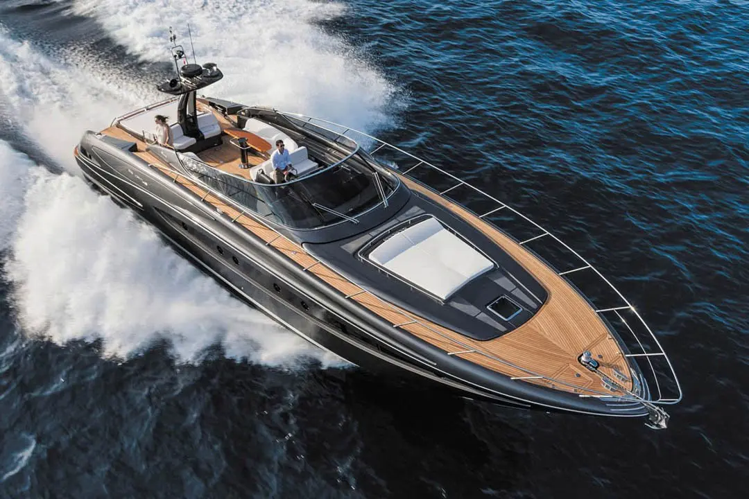 Virtus 63, ponte principale — Sardinia Lux Yachts, Sardegna. Linee Riva e tramonti lungo la Costa Smeralda