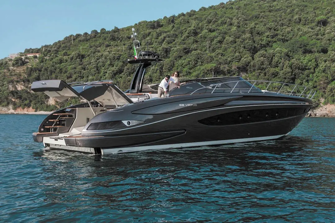 Virtus 63, ponte principale — Sardinia Lux Yachts, Sardegna. Linee Riva e tramonti lungo la Costa Smeralda
