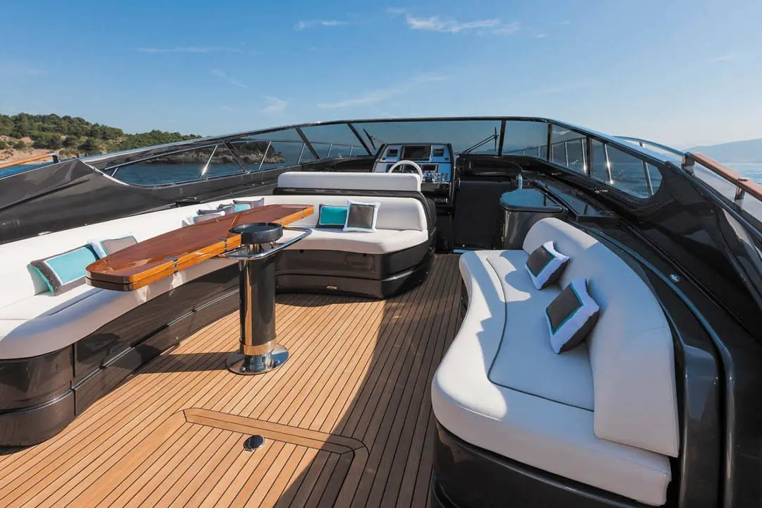 Virtus 63, salon — Sardinia Lux Yachts, Sardegna. Linee Riva e tramonti lungo la Costa Smeralda