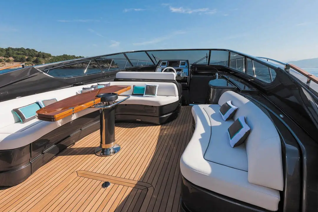 Virtus 63, ponte di poppa — Sardinia Lux Yachts, Sardegna. Linee Riva e tramonti lungo la Costa Smeralda