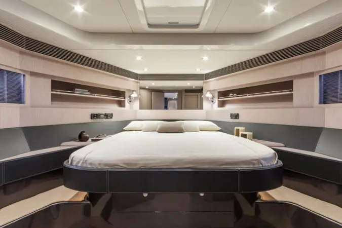 Virtus 63, salon — Sardinia Lux Yachts, Sardegna. Linee Riva e tramonti lungo la Costa Smeralda
