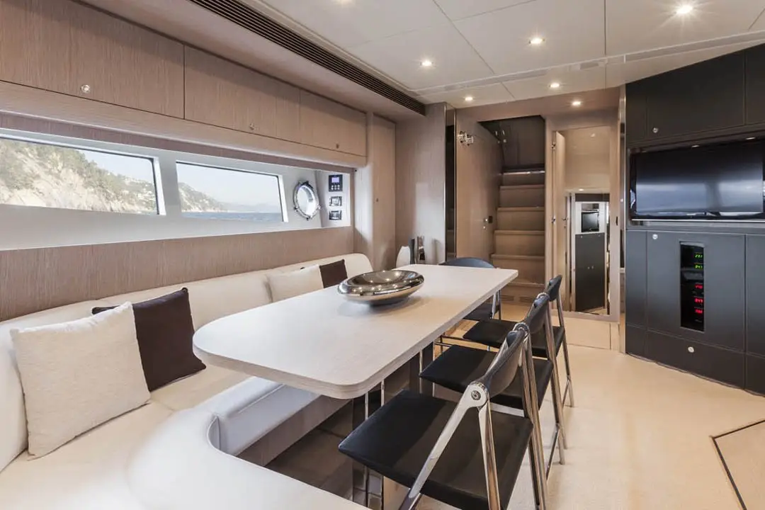 Virtus 63, cabina principale — Sardinia Lux Yachts, Sardegna. Linee Riva e tramonti lungo la Costa Smeralda